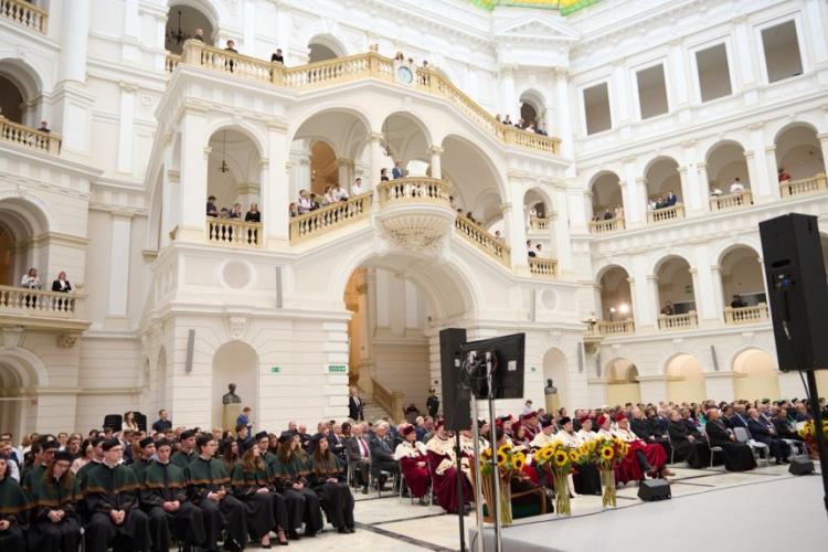 Zdjęcie uczestników inauguracji w Dużej Auli w Gmachu Głównym Politechniki Warszawskiej