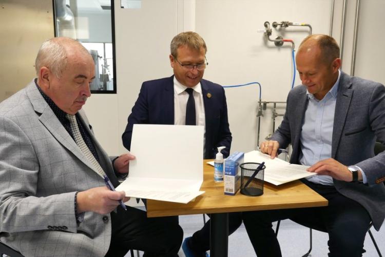 Zdjęcie Prorektora ds. Rozwoju prof. Adama Woźniaka, prezesa zarządu firmy POLFA S.A. oraz członka zarządu Tomasza Walickiego podczas podpisywania umowy