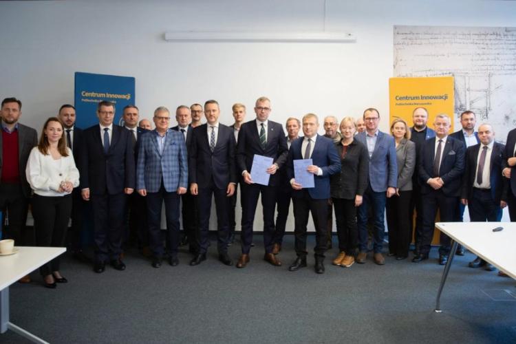 Przedstawiciele Polskiej Grupy Zbrojeniowej i Politechniki Warszawskiej