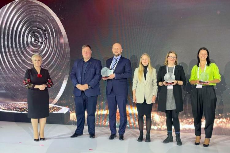 Zdjęcie laureatów Konkursu 3W stojących na scenie z nagrodami