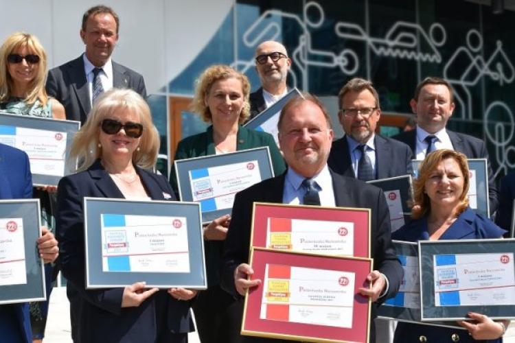 Rektor PW prof. Krzysztof Zaremba oraz Dziekani i Prodziekani Wydziałów PW z pamiątkowymi dyplomami
