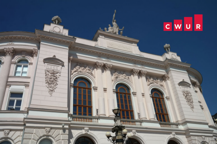 Zdjęcie frontonu Gmachu Głównego Politechniki Warszawskiej