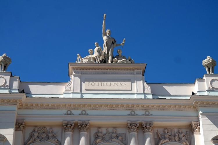 Zdjęcie alegorii nad Gmachem Głównym PW