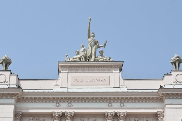 Zdjęcie alegorii nad Gmachem Głównym PW