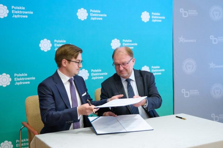 Łukasz Młynarkiewicz, p. o. prezesa Polskich Elektrowni Jądrowych oraz prof. Krzysztof Zaremba, Rektor PW podpisujący umowę