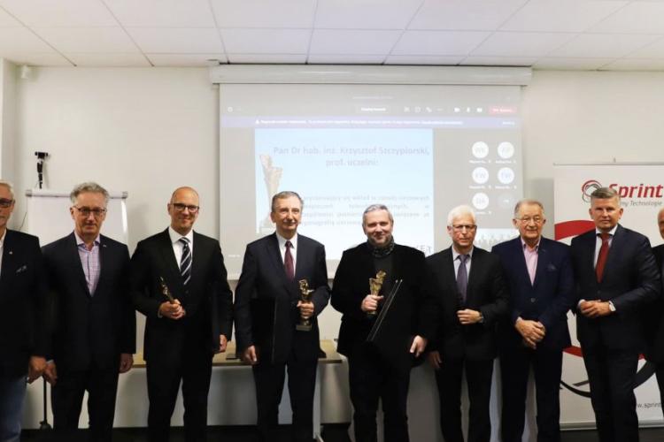 Zdjęcie laureatów "Złotych Cyborgów" oraz członków kapituły nagrody