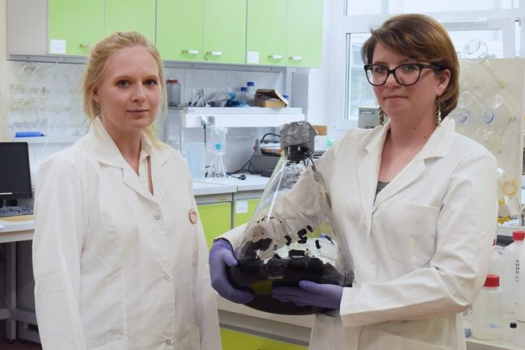 Dr inż. Marta Mazurkiewicz-Pawlicka i mgr inż. Zuzanna Bojarska w laboratorium
