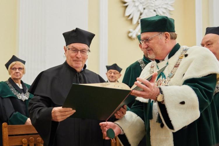 Prof. M. Stanley Whittingham odbiera z rąk Rektora PW prof. Krzysztofa Zaremby pamiątkowy dyplom