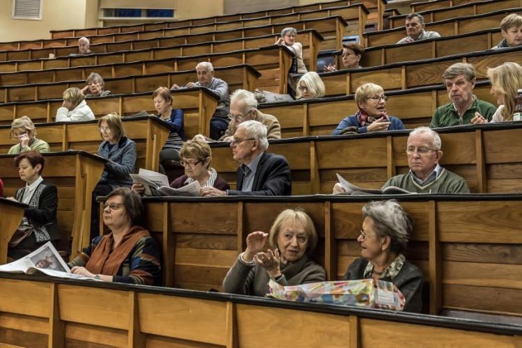 Zdjęcie słuchaczy Uniwersytetu Trzeciego Wieku podczas wykładu 