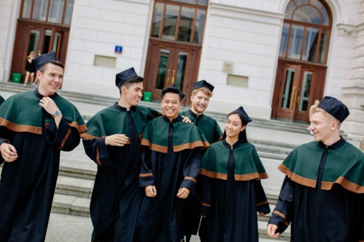 Zdjęcie absolwentów przed Gmachem Głównym Politechniki Warszawskiej