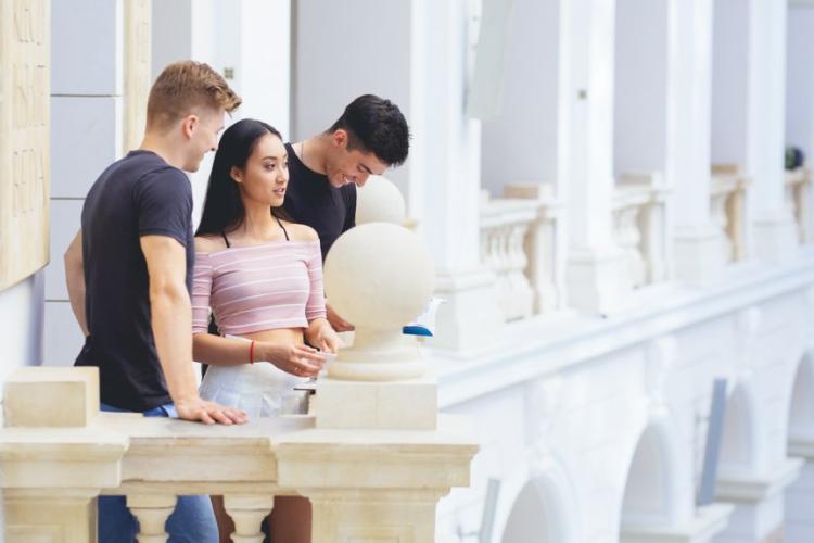 Zdjęcie studentów w Dużej Auli w Gmachu Głównym Politechniki Warszawskiej