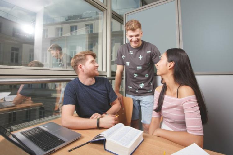 Zdjęcie uczących się studentów