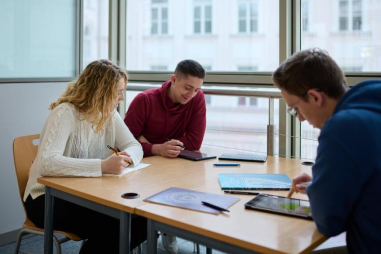 Zdjęcie uczących się studentów