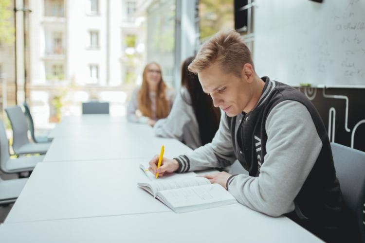 Zdjęcie uczących się studentów