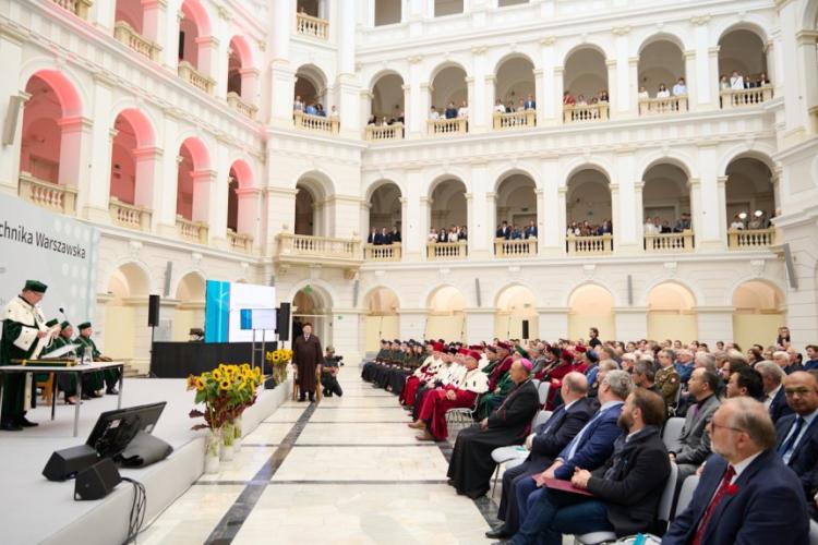 Zdjęcie uczestników inauguracji w Dużej Auli w Gmachu Głównym Politechniki Warszawskiej