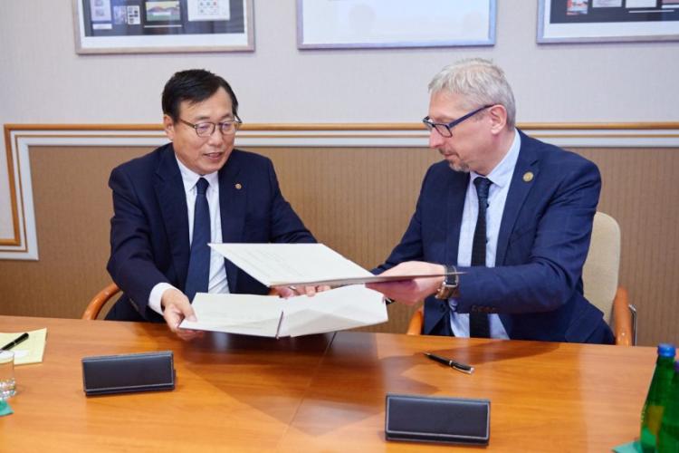Prezydent KINGS dr Ki-Pung Yoo oraz Prorektor PW ds. Nauki prof. Mariusz Malinowski