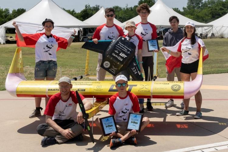 Zdjęcie studentów z SAE AeroDesign z samolotami i nagrodami w zawodach