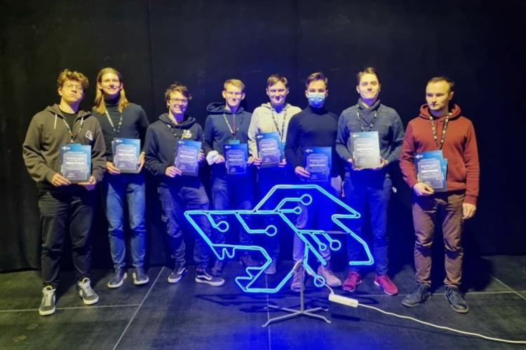 Zdjęcie studentów nagrodzonych w hackathonie