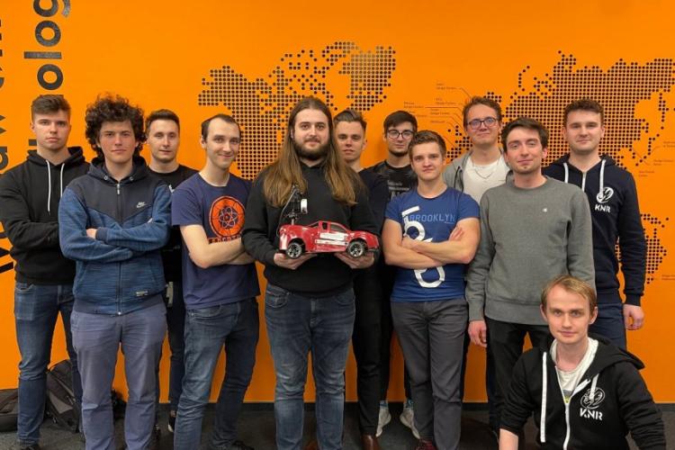 Zdjęcie zespołu Koła Naukowego Robotyków z samochodem Selfie
