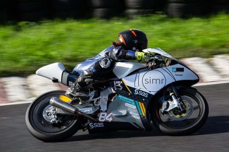 Zdjęcie osoby jadącej na motocyklu