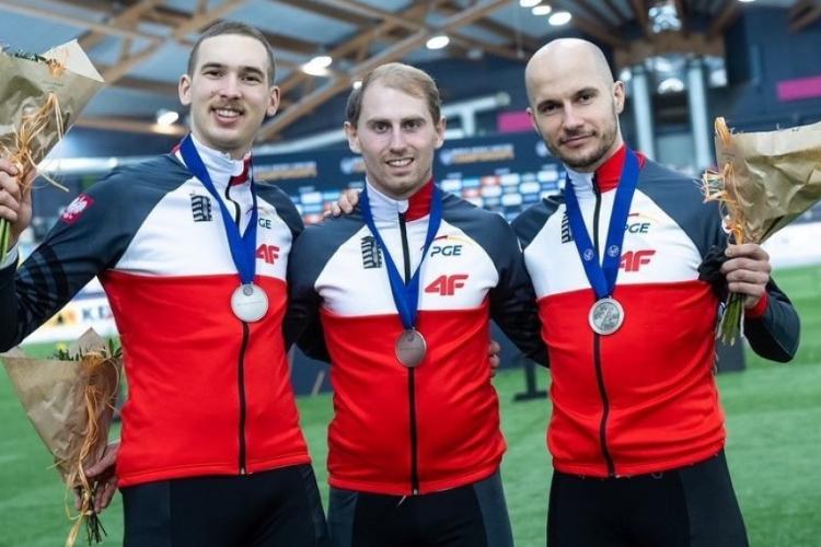 Zdjęcie Marka Kani, Dawida Żurka i Piotra Michalskiego z medalami mistrzostw świata 
