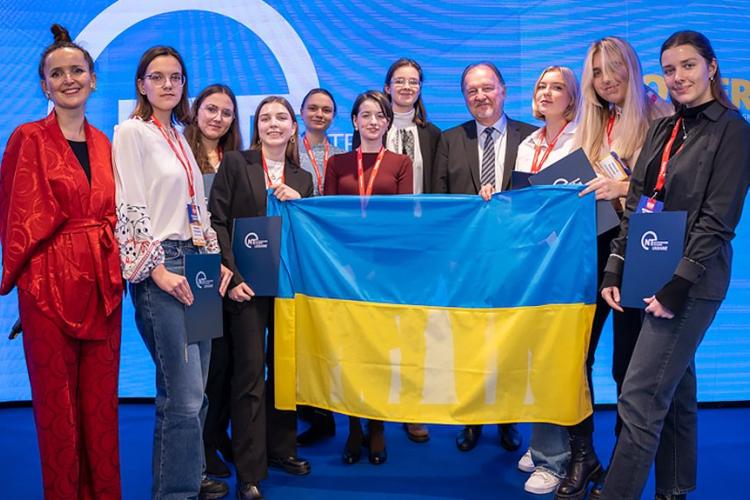 Zdjęcie laureatek programu stypendialnego z Rektorem PW prof. Krzysztofem Zarembą