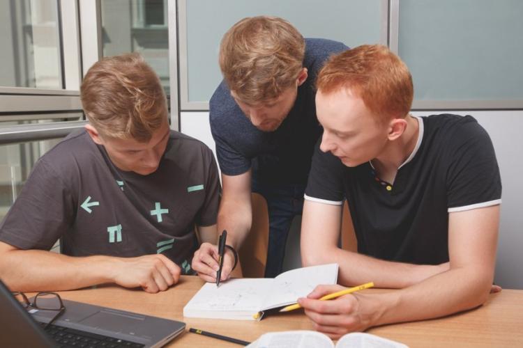 Zdjęcie uczących się studentów