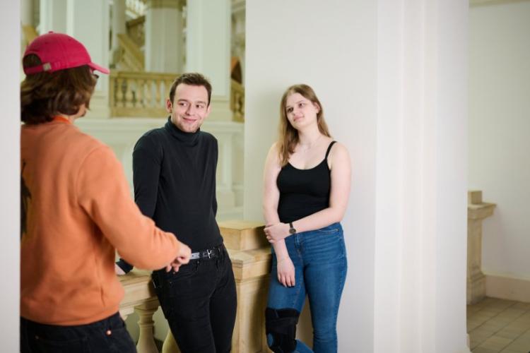 Zdjęcie studentów w Gmachu Głównym Politechniki Warszawskiej