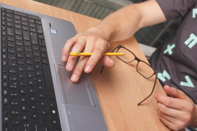 Zdjęcie osoby pracującej na laptopie