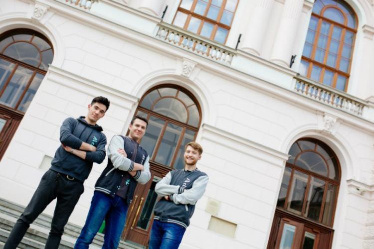 Zdjęcie studentów przed Gmachem Głównym Politechniki Warszawskiej