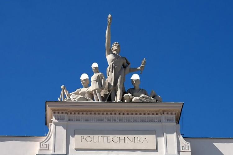 Zdjęcie alegorii nad Gmachem Głównym PW