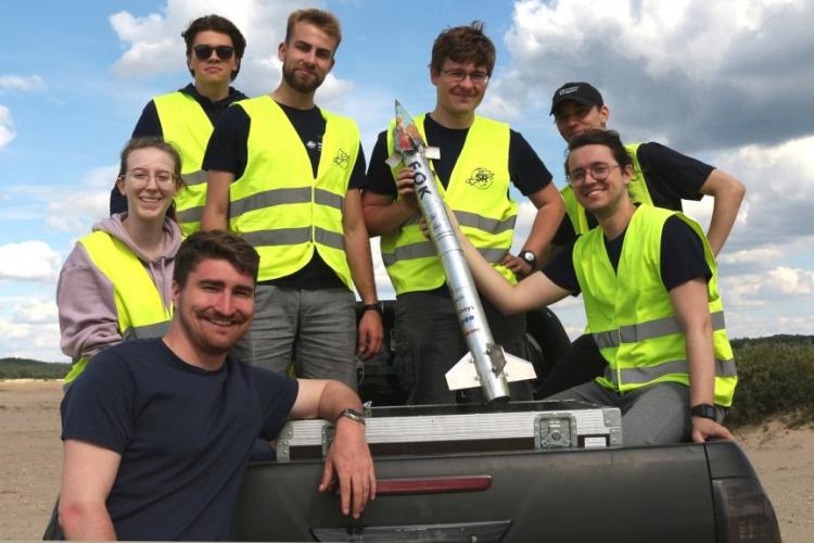Zdjęcie członków Studenckiego Koła Astronautycznego z rakietą FOK