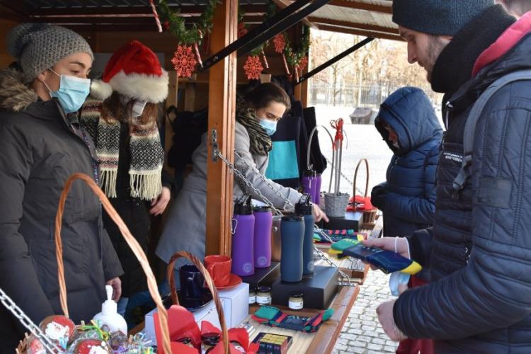 Zdjęcie domku PW podczas Kiermaszu Świątecznego