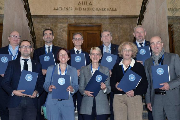 Przedstawiciele dziesięciu uczelni tworzących konsorcjum ENHANCE