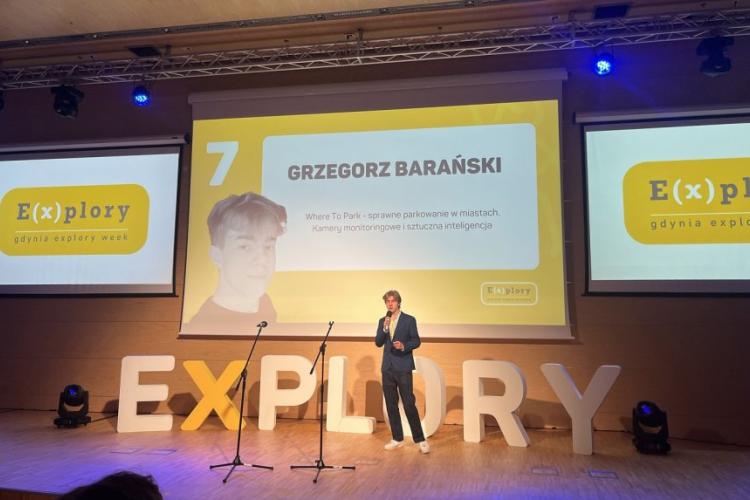 Grzegorz Barański na scenie podczas prezentacji