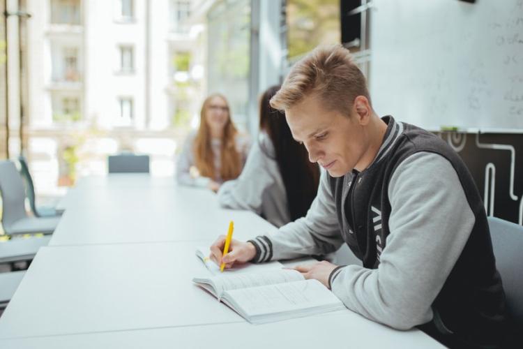 Zdjęcie uczącego się studenta