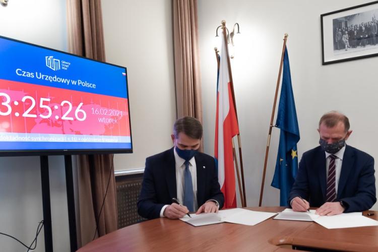 Zdjęcie dwóch osób podpisujących porozumienie
