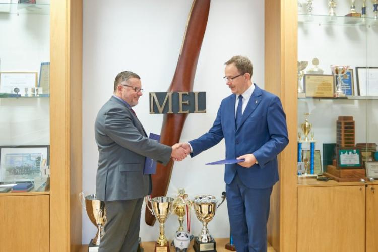 Dyrektor PIAP dr hab. inż. Piotr Szynkarczyk i Dziekan Wydziału MEiL prof. Janusz Frączek