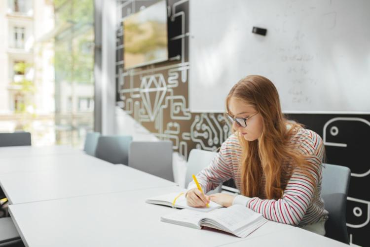 Zdjęcie uczącej się studentki