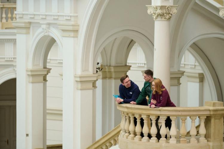 Zdjęcie studentów w Gmachu Głównym Politechniki Warszawskiej