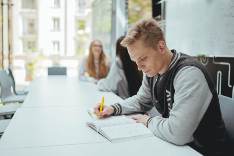 Zdjęcie uczącego się studenta