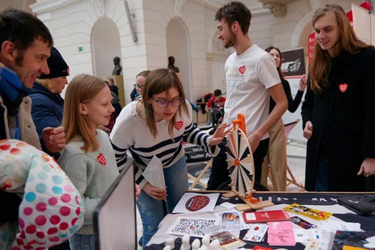 Zdjęcie osób stojących przy jednym ze studenckich stanowisk