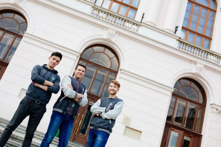 Zdjęcie studentów stojących przed Gmachem Głównym Politechniki Warszawskiej