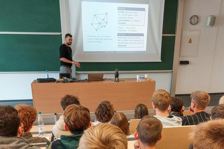Nauczyciel prowadzący wykład dla uczniów