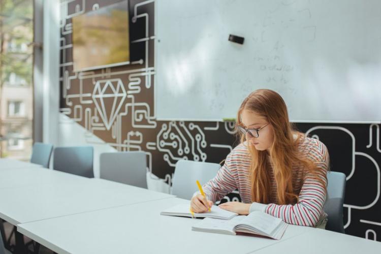 Zdjęcie uczącej się studentki