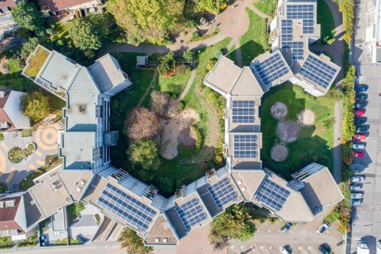 Zdjęcie budynków z instalacjami fotowoltaicznymi widzianymi z góry