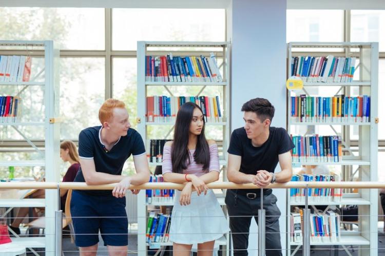 Zdjęcie studentów w bibliotece