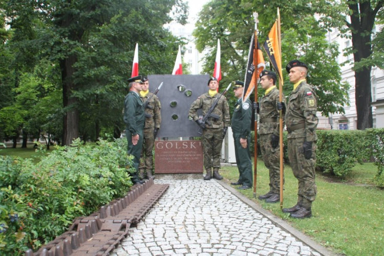 Warta przy pomniku 3 Batalionu Pancernego AK „Golski”