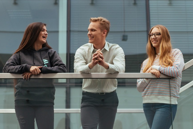 Zdjęcie studentów w gmachu Wydziału Matematyki i Nauk Informacyjnych 