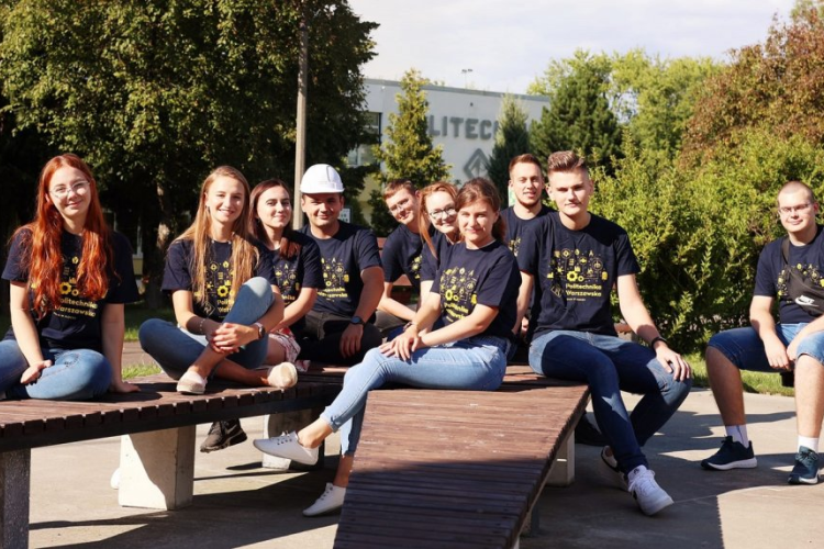 Zdjęcie grupy studentów, którzy siedzą przed Gmachem Filii PW w Płocku